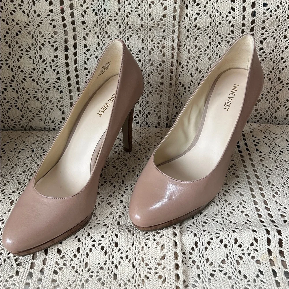 Nine West Platform Pump Leather Upper Stacked Heel Taupe Color Beautie EUC 9